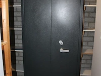 Brandvertragende kast met twee deuren. afmeting 95 x 57 x 195 cm. let op! kast is zwaar. - afbeelding 2 van  2