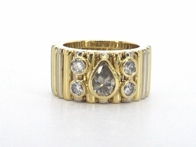 Brede gouden ring met een natuurlijke cognac gekleurde druppel vorm diamant en briljant geslepen diamanten - afbeelding 1 van  8