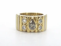 Brede gouden ring met een natuurlijke cognac gekleurde druppel vorm diamant en briljant geslepen diamanten - afbeelding 1 van  8