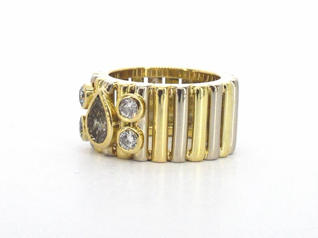Brede gouden ring met een natuurlijke cognac gekleurde druppel vorm diamant en briljant geslepen diamanten - afbeelding 2 van  8