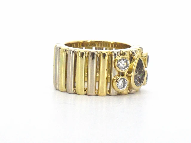 Brede gouden ring met een natuurlijke cognac gekleurde druppel vorm diamant en briljant geslepen diamanten - afbeelding 3 van  8