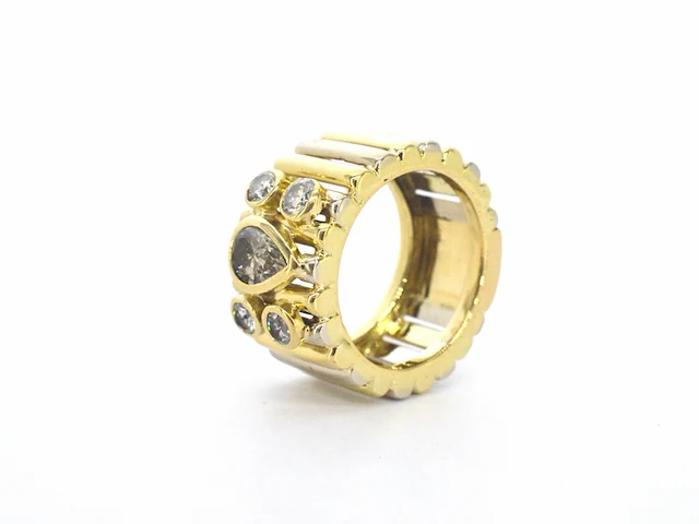 Brede gouden ring met een natuurlijke cognac gekleurde druppel vorm diamant en briljant geslepen diamanten - afbeelding 4 van  8
