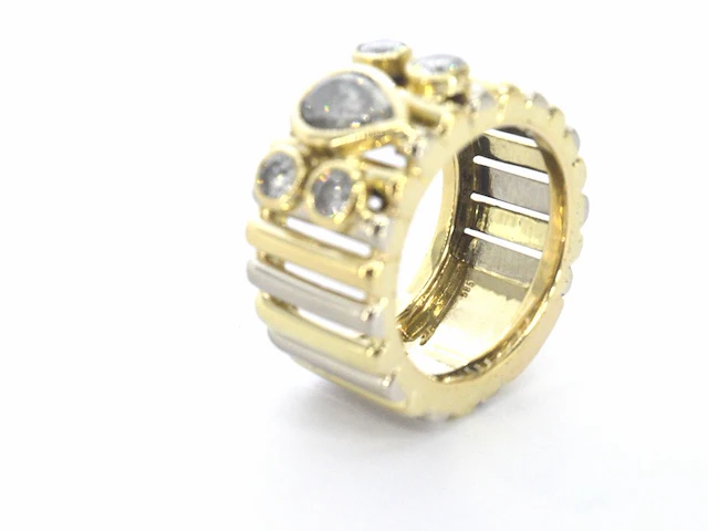 Brede gouden ring met een natuurlijke cognac gekleurde druppel vorm diamant en briljant geslepen diamanten - afbeelding 5 van  8