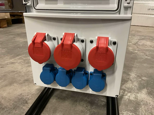 Brennenstuhl bsv 4/32 3 fs ip44 mobiele stroomverdeler - afbeelding 3 van  5
