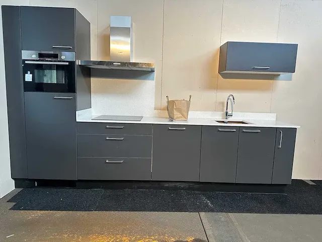 Bribus keuken - 329cm v.v. bosch inbouwapparatuur, composiet werkblad, kleur u1233 grafiet (nieuw in doos) - afbeelding 1 van  1