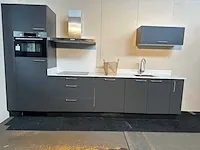 Bribus keuken - 329cm v.v. bosch inbouwapparatuur, composiet werkblad, kleur u1233 grafiet (nieuw in doos)