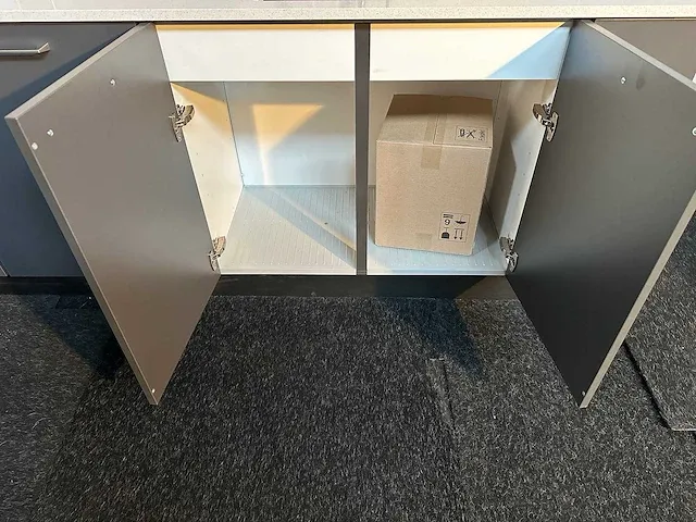 Bribus keuken - 329cm v.v. bosch inbouwapparatuur, composiet werkblad, kleur u1233 grafiet (showroommodel) - afbeelding 7 van  27