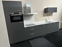 Bribus keuken - 329cm v.v. bosch inbouwapparatuur, composiet werkblad, kleur u1233 grafiet (showroommodel)