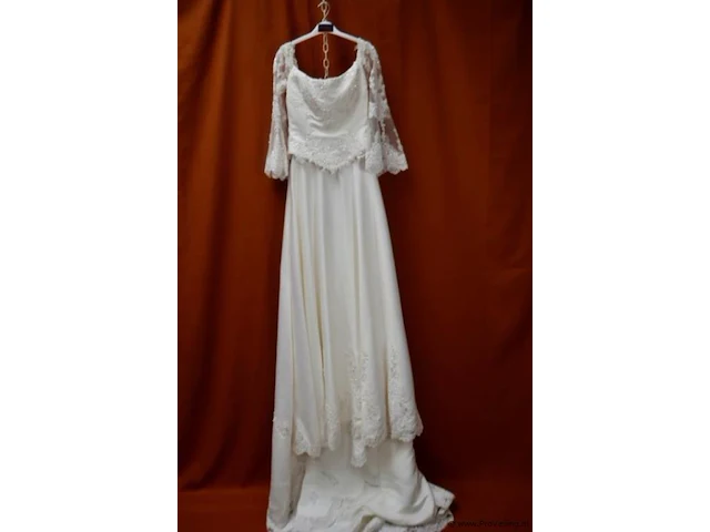 Bridal fashion trouwjurk met lange mouwen - model j-135 - maat 40 - afbeelding 1 van  8