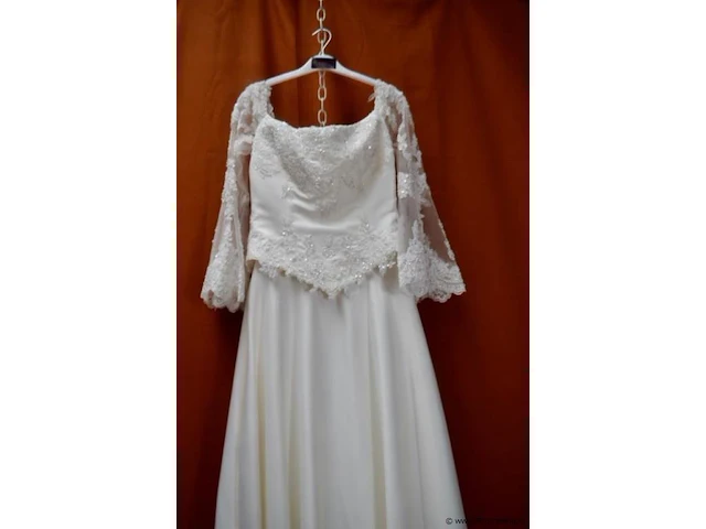 Bridal fashion trouwjurk met lange mouwen - model j-135 - maat 40 - afbeelding 3 van  8