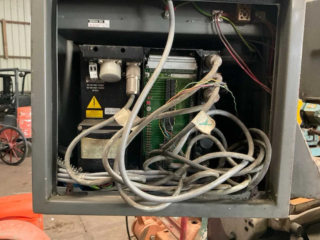 Bridgeport interact 1 mk2 cnc freesmachine - afbeelding 13 van  15