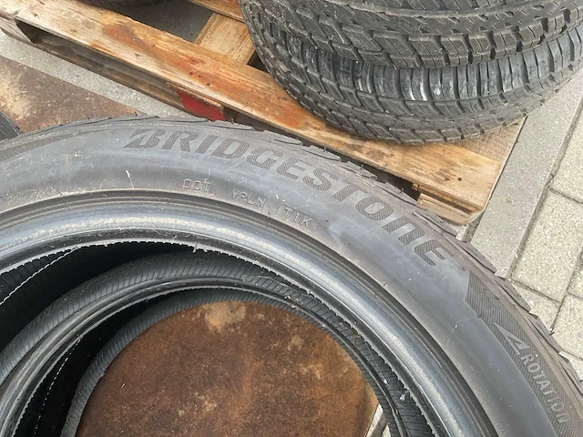 Bridgestone autoband 245/45 r19 (2x) - afbeelding 3 van  5