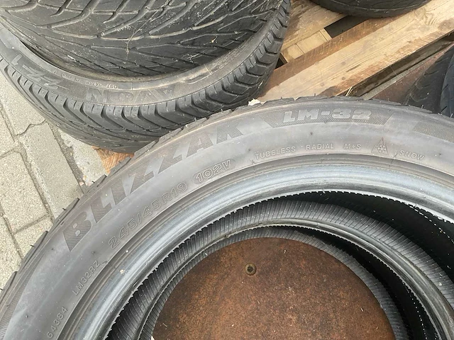 Bridgestone autoband 245/45 r19 (2x) - afbeelding 4 van  5