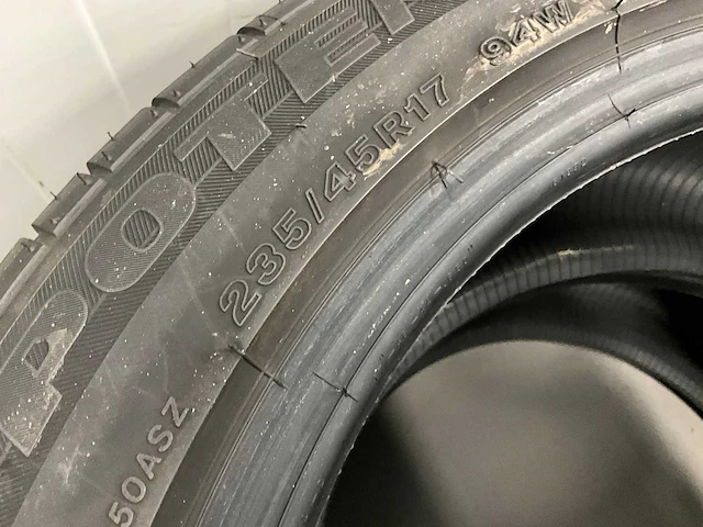Bridgestone "potenza" 235/45 r17 (4x) - afbeelding 6 van  10