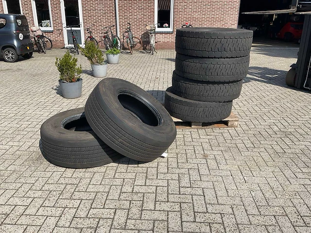 Brigestone 315/70r22,5 autoband - afbeelding 1 van  9