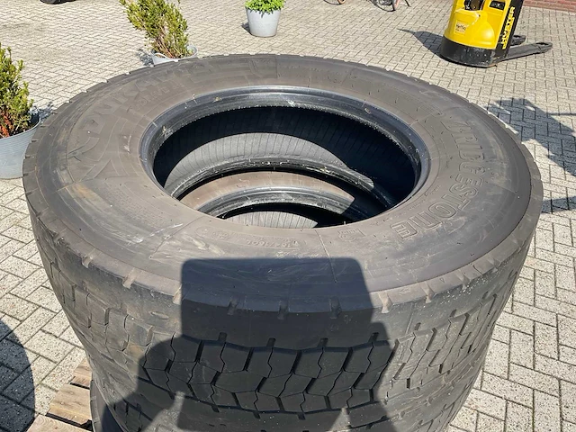 Brigestone 315/70r22,5 autoband - afbeelding 2 van  9