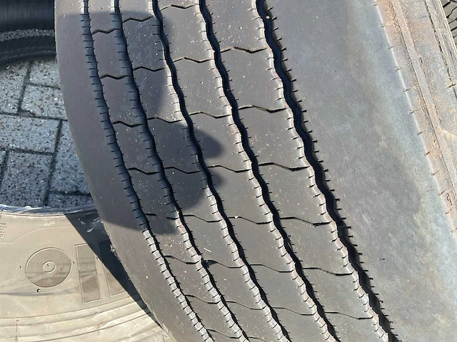 Brigestone 315/70r22,5 autoband - afbeelding 8 van  9