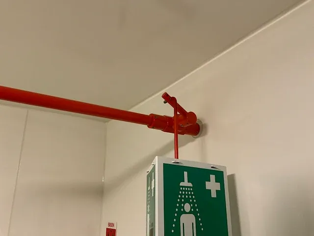 Broen nooddouche met ogenspoelkop - afbeelding 3 van  5