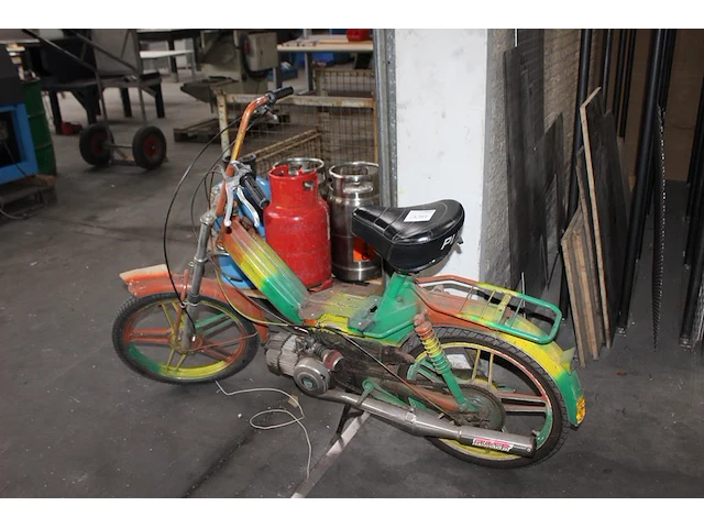 Brommer puch 50cc, rijdend. geen kenteken - afbeelding 1 van  2