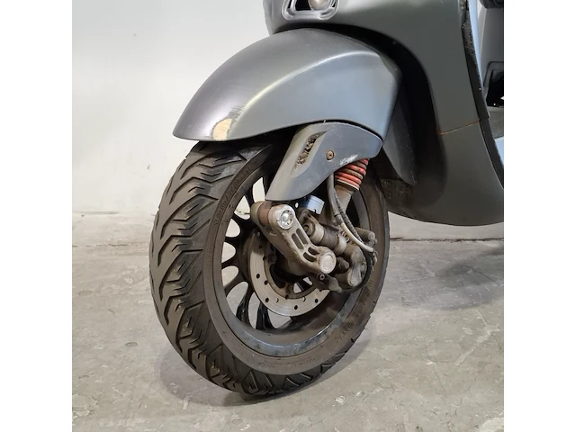 Bromscooter, vespa, sprint - afbeelding 30 van  35