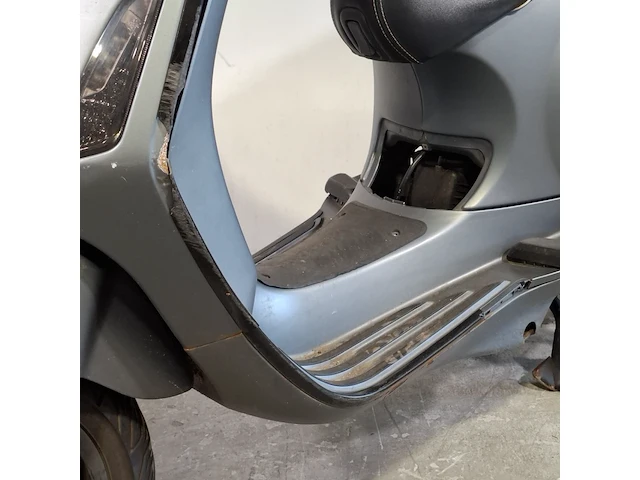 Bromscooter, vespa, sprint - afbeelding 31 van  35