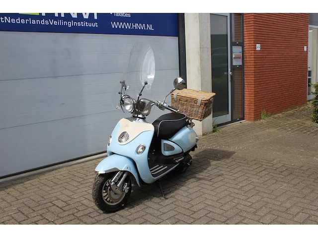 Bromscooter znen flash baffi met kenteken f-057-dl. datum eerste toelating 14-07-2011. kilometerstand 2.403. - afbeelding 2 van  11