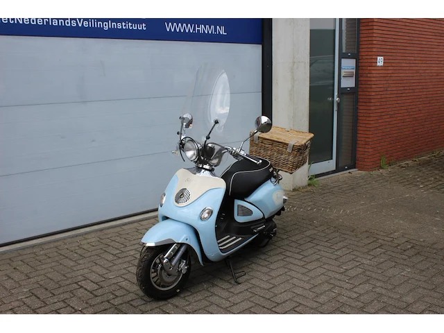 Bromscooter znen flash baffi met kenteken f-057-dl. datum eerste toelating 14-07-2011. kilometerstand 2.403. - afbeelding 1 van  11