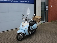 Bromscooter znen flash baffi met kenteken f-057-dl. datum eerste toelating 14-07-2011. kilometerstand 2.403.