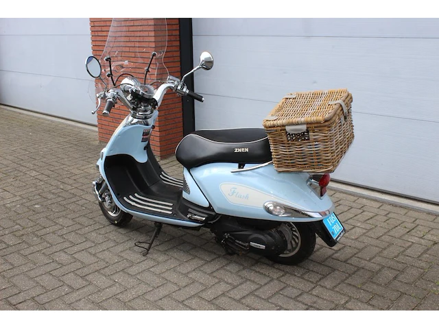 Bromscooter znen flash baffi met kenteken f-057-dl. datum eerste toelating 14-07-2011. kilometerstand 2.403. - afbeelding 4 van  11