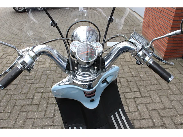 Bromscooter znen flash baffi met kenteken f-057-dl. datum eerste toelating 14-07-2011. kilometerstand 2.403. - afbeelding 8 van  11