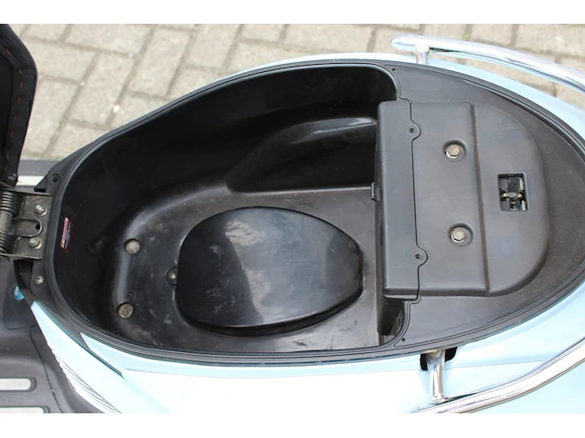 Bromscooter znen flash baffi met kenteken f-057-dl. datum eerste toelating 14-07-2011. kilometerstand 2.403. - afbeelding 10 van  11