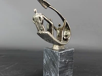 Bronzen beeld (corry ammerlaan?) op marmeren buste - afbeelding 1 van  5