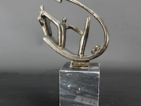 Bronzen beeld (corry ammerlaan?) op marmeren buste - afbeelding 2 van  5
