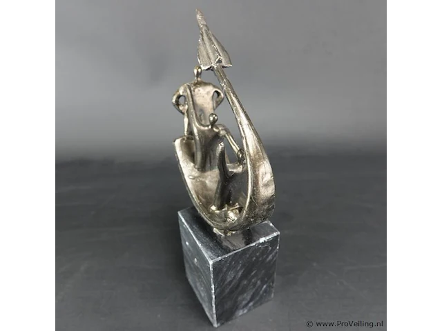 Bronzen beeld (corry ammerlaan?) op marmeren buste - afbeelding 3 van  5