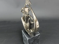 Bronzen beeld (corry ammerlaan?) op marmeren buste - afbeelding 3 van  5