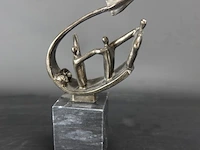 Bronzen beeld (corry ammerlaan?) op marmeren buste - afbeelding 4 van  5