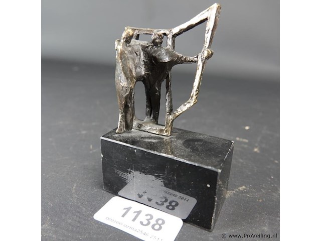 Bronzen beeld op stenen basement - afbeelding 1 van  5