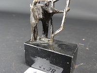 Bronzen beeld op stenen basement