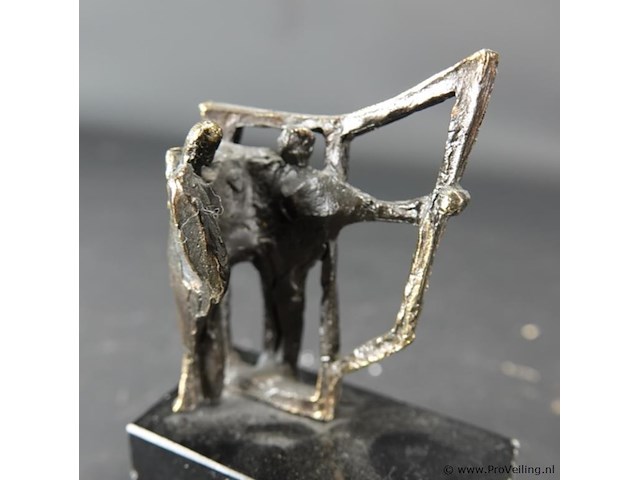 Bronzen beeld op stenen basement - afbeelding 2 van  5