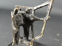 Bronzen beeld op stenen basement - afbeelding 2 van  5