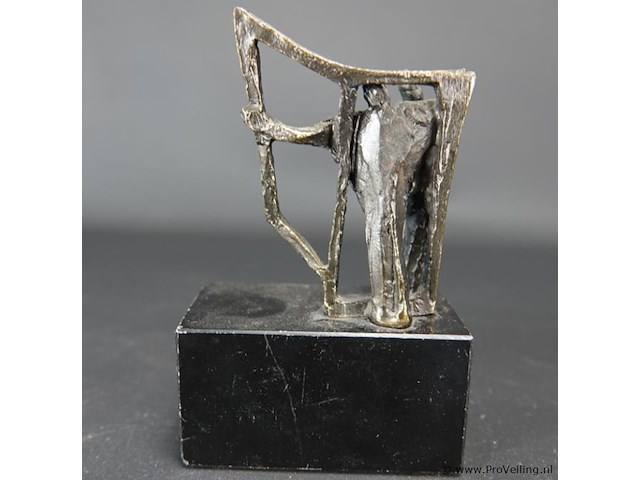 Bronzen beeld op stenen basement - afbeelding 3 van  5