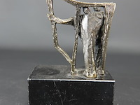 Bronzen beeld op stenen basement - afbeelding 3 van  5