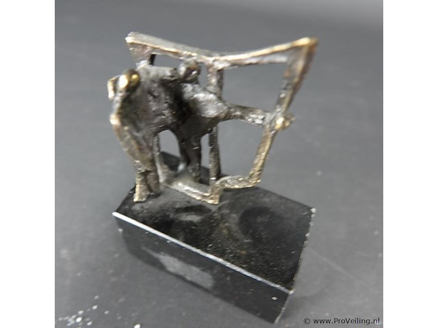 Bronzen beeld op stenen basement - afbeelding 4 van  5