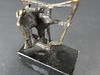 Bronzen beeld op stenen basement - afbeelding 4 van  5