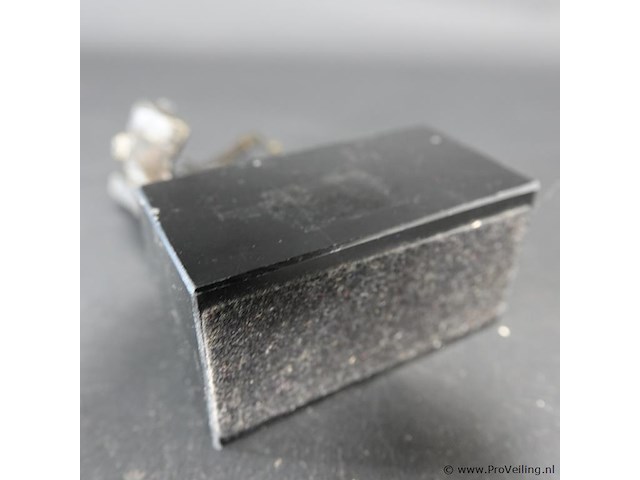 Bronzen beeld op stenen basement - afbeelding 5 van  5