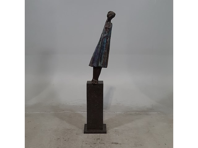 Bronzen beeld op stenen sokkel, n. knoop, 2008 - afbeelding 1 van  7