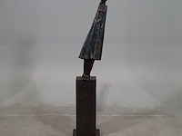 Bronzen beeld op stenen sokkel, n. knoop, 2008 - afbeelding 1 van  7