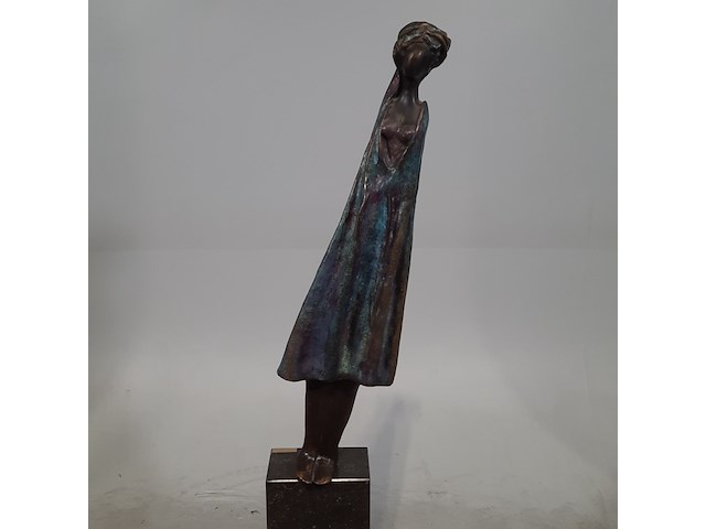 Bronzen beeld op stenen sokkel, n. knoop, 2008 - afbeelding 2 van  7