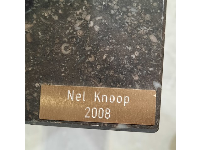 Bronzen beeld op stenen sokkel, n. knoop, 2008 - afbeelding 3 van  7