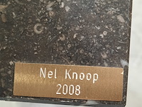 Bronzen beeld op stenen sokkel, n. knoop, 2008 - afbeelding 3 van  7